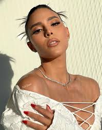 La ex Miss Universe dominicana Debbie Aflalo impulsa su marca de trajes de  baño y una plataforma de talentos. instagram.com/debbieaflalo "Estoy  trabajando en mi línea DA Swimwear y desarrollando la plataforma de