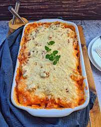 Zutaten 1 kg kohlrabi 4 stück 1 kg kartoffeln 650 g hackfleisch halb und halb 250 ml cremefine oder sahne 40 g butter 40 g mehl 500 ml gemüsewasser salz pfeffer 1/4 tl paprikapulver muskat für die sauce 100 g mozzarella gerieben 4 stengel petersilie 1 el butterschmalz zum hackfleisch anbraten Kartoffel Hack Auflauf Mit Kohlrabi Und Lauch Instakoch De