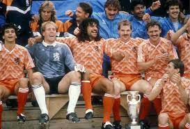 (ned) beelden van de rondvaart door de amsterdamse grachten die het nederlands elftal maakte op 26 juni 1988, één dag na. De Dag Dat Berry Van Aerle Europees Kampioen Werd Nrc Nl