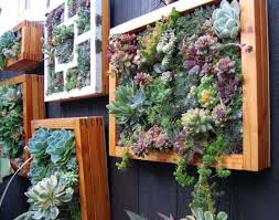 Uber 30 Deko Ideen Fur Den Gartenzaun Die Freude Bereiten Vertikaler Garten Garten Deko Garten