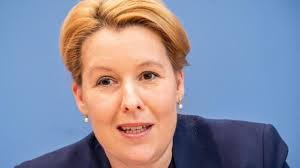 Bei einer pressekonferenz mit dem bisherigen amtsinhaber und regierenden bürgermeister, michael müller. Franziska Giffey Rucktritt Als Familienministerin