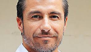 Fernando solabarrieta (fernando javier solabarrieta chelech) was born on 18 december, 1970 in puerto natales, chile, is a journalist, tv presenter. Fernando Solabarrieta Sufre Portonazo Junto A Sus Padres