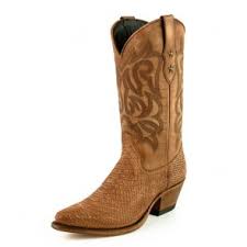 Encuentra la falda ideal para tus momentos casual. Tienda Botas