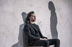 The night manager star 35 has two sisters sarah hiddleston who is a journalist and emma an actress. Betrayal Starring Tom Hiddleston At The Harold Pinter Theatre Review Round Up