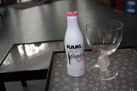 Es ist sicher überliefert das bereist im alten römischen abgesehen von kirchenfenstern würde ich gerne wissen, ab wann man auch in burgen, schlössern und normalbürgerlichen häusern fensterscheiben. Ein Glas Begleitet Den Kaiser Coke Light Im Lalique Glas Horstson