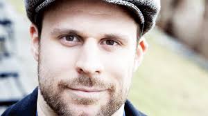 Han har skrivit en guidebok för antirasister