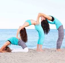Yoga Fur Den Anfanger Yoga 3 Person Yoga Poses Three Person Yoga Poses Yoga Poses For Two