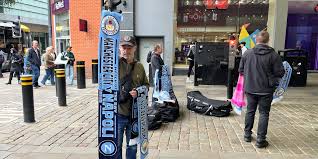 Invasión Azul: Aficionados del Napoli Colorean Manchester para el City-Napoli - Imagen principal del artículo