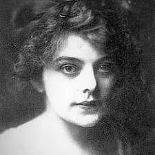 Lillian Worth's Instagram, Twitter & Facebook