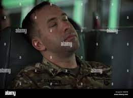 Réserve de l'armée américaine Le major Jonathan Darden, affecté à la 200ème  Commande de la Police militaire, dort dans le bus après une journée de  formation de l'armée à Laudrick Tâches Guerrier