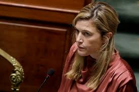 Geheime beelden opgedoken van jonge annelies verlinden in discussie met ordehandhavers nadat vakantielief ervandoor ging met andere blondine. Dialoogplatform Voor Staatshervorming Maar Cd V Beslist Doorbraak Be