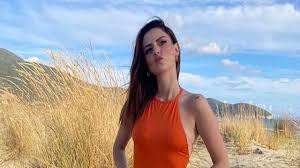 Annalisa: spalle scoperte e seno in vista, che sensualità - Foto