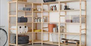 Il ripiano è appeso al muro con baldacchini e si aggancia. Come Realizzare Uno Scaffale In Legno Con Il Fai Da Te Speed Casa