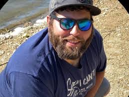 Thomas Flores's Instagram, Twitter & Facebook