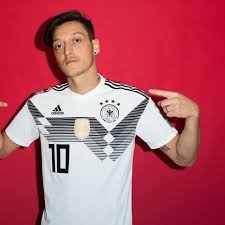 Mesut ozil is a midfielder and is 5'11 and weighs 154 pounds. The Agent For Mesut Ozil Reponds To Uli Hoeness Bavarian Football Works