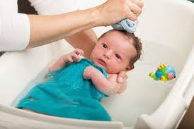 Ab wann in die große badewanne??? Baby Baden Mit Diesen Tipps Klappt Das Erste Bad Welovefamily At