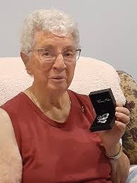 Ellen Dineen's Instagram, Twitter & Facebook