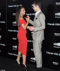 Friends with benefits • أصدقاء مع امتيازات يتبادل كل من ديلان وجيمي اﻹعجاب، لكنهما في المقابل يخافان من التبعات السيئة للعلاقات العاطفية، لذا يقرران أن يتبعا حل وسط، وهو أن يصير أصدقاء ذوي امتيازات، حيث يتيح لهما هذا ممارسة الجنس لكن دون أية عاطفة مع الحفاظ. Mila Kunis And Justin Timberlake Heat Up Friends With Benefits New York Premiere Daily Mail Online