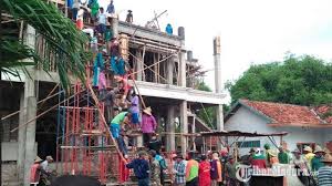 Gotong royong mengerjakan kegiatan petanian seperti. Tni Dan Masyarakat Desa Di Pamekasan Kerja Bakti Pengecoran Masjid Lestarikan Budaya Gotong Royong Tribun Madura