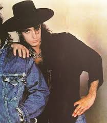 Que como regalo de cumpleaños, su su padre, el famoso músico gustavo cerati, le había regalado una grabadora. Que Tan Importante Fue La Moda Para Gustavo Cerati Crapsforyou Vestires Y Moda En Peru