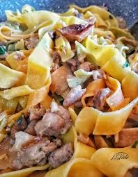 A metà cottura aggiungere i pomodorini e lasciarli cuocore aggiungendo un pò di peperoncino o della 'nduja calabra. Tagliatelle Funghi E Salsicce Senza Panna Piatto Delizioso E Semplice