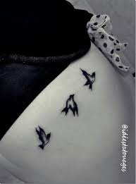 Three Birds In Flight Tattoo Oiseaux Flying Birds Chest Tatoo Tatouage Oiseau Tatouage Tatouage D Oiseaux