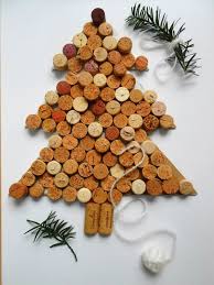 Fabriquer une lanterne de noël avec des bouchons qu'on a collectés durant l'année. Bricolage De Noel Facile 13 Idees Avec Bouchon Liege