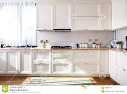 Ver más ideas sobre cocinas pequeñas, cocinas, disenos de unas. Diseno Interior De La Cocina Moderna Con Los Muebles Blancos Y Los Detalles Modernos Foto De Archivo Imagen De Cena Refrigerador 116099430
