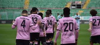 Maglie calcio a poco prezzo 2020 2021, vendita nuove magliette calcio e pantaloni calcio per adulti,bambini e donne outlet,comprare maglie calcio personalizzate. Palermo Virtus Francavilla I Giocatori Rosanero Con La Maglia Di Peter Pan Per L Asilo Incendiato Al Cep Giornale Di Sicilia
