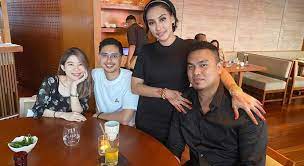 Pada 17 julai lalu, pelakon zarina anjoulie lavocah selamat menjadi isteri kepada pasangan eilyas azhar. Zarina Anjoulie Muat Naik Gambar Adik Lelaki Ramai Peminat Wanita Mula Bergetar Ovari Info Meecks