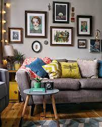 Bild Konnte Enthalten 1 Person Sitzt Wohnzimmer Tisch Und Innenbereich Innenarchitektur Wohnzimmer Vintage Einrichtungen Wohnzimmerfarben