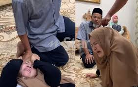 Her birthday, what she did before fame, her family life, fun trivia facts, popularity rankings, and more. Perempuan Ini Susah Pak Seram Ibu Aliff Syukri Disihir Meronta Ronta Diganggu 6 Jin Dari Gunung Mistik Mstar