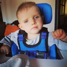 Bonjour les mamans Kenny aura deux ans le mercredi mais je sèche pour un  cadeau car il ne tiens pas assis ne tiens rien dans ses mains c'est limite  un bébé et