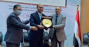 قال الفريق مهاب مميش، مستشار الرئيس عبد الفتاح السيسي لمشروعات قناة السويس، إنهم يأملون أن تحرر السفينة العالقة في قناة السويس غدًا. Ø§Ù„ÙØ±ÙŠÙ‚ Ù…Ù‡Ø§Ø¨ Ù…Ù…ÙŠØ´ Ù„Ù† Ø£Ù†Ø³Ù‰ Ø·ÙˆØ§Ø¨ÙŠØ± Ø§Ù„Ù…ØµØ±ÙŠÙŠÙ† Ù„Ø´Ø±Ø§Ø¡ Ø´Ù‡Ø§Ø¯Ø§Øª Ù‚Ù†Ø§Ø© Ø§Ù„Ø³ÙˆÙŠØ³ Ø§Ù„ÙŠÙˆÙ… Ø§Ù„Ø³Ø§Ø¨Ø¹