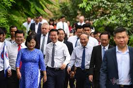 Xem thêm các bài soạn văn lớp 11 cực. Mr Vo Van Thuong Was Moved When He Returned To The Old School For The Opening Ceremony