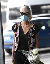 Johnny hallyday's wife was laeticia. Laeticia Hallyday De Retour A Paris Elle Va Clore Definitivement Un Chapitre De Sa Vie Elle