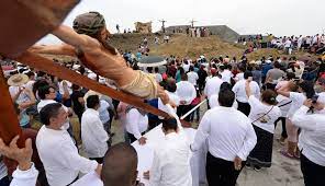 Este día se recuerda la muerte de jesús de nazaret. Semana Santa 2021 Pasion De Cristo En Viernes Santo Sociedad La Revista El Universo