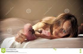 Im bett fickt das girl. Schone Nackte Frau Die Im Bett Liegt Stockbild Bild Von Nett Nanometer 69868305