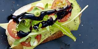 Bruschetta Met Avocado Tomaat En Balsamico Recept In 2020 Bruschetta Voorgerecht Recepten Voedsel Ideeen