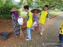 Suatu hari saat adhi tidak ada di rumah karena adanya acara konser di luar negeri (memes tidak ikut). Gusti Kanjeng Berbagi Dengan Tukang Sapu Jalanan Patinewscom