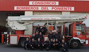 Según el 112 andalucía, el accidente ha ocurrido en torno las 12.20 horas cuando el servicio de emergencias ha gestionado un aviso por un operario herido en una planta de la calle río guadiana. La Opinion De Almeria Los Bomberos Del Poniente Un Problema