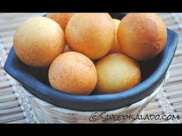 Estas Bolitas Hechas Con Queso Y Harina De Maiz Son Probablemente Uno De Los Pasa Receta Para Hacer Bunuelos Receta De Bunuelos Colombianos Receta De Bunuelos