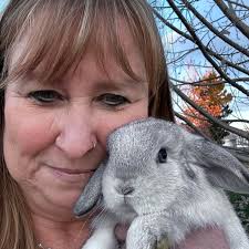 Does anyone sell raw goats milk? Anywhere from honeyville to malad. Thank  you!