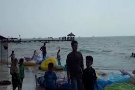 Ada wisatawan positif corona pantai karan Penuh Sesak Wisata Pantai Karangjahe Batasi Pengunjung Gaya Hidup