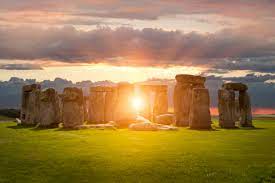 Il solstizio d'estate è il giorno più lungo che ci sia e di conseguenza la notte più breve, cioè il l'asse del monumento è orientato in modo che al solstizio d'estate il sole sorga al di sopra della centrale. 39adh2wpb2xapm