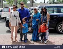 Bollywood Schauspieler Vivek Oberoi Priyanka Alva Oberoi Vivaan Veer Oberoi Yashodhara Oberoi Meghna Karneval Kinos Cpaa Mumbai Stockfotografie Alamy Suresh and yashodhara oberoi have been married for over 40 years and are proud parents of two children, meghana and vivek oberoi. alamy