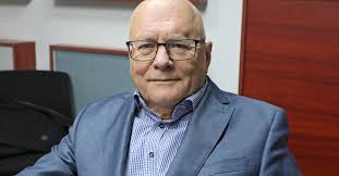 Balázs Péter: Orbán ül a kerítésen, kacsintgat ide-oda, de innen nagyot  lehet esni bármelyik irányba