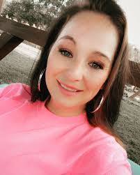 Danielle Vineyard's Instagram, Twitter & Facebook