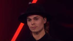Natan er nú kominn í 16 manna úrslit og bíður eftir því að stíga á svið annað kvöld. Svona Komst Natan Dagur Afram I The Voice Norway Visir