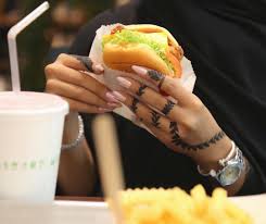 ليش ما يسوون عيد الاكل نتجمع ف المطاعم و ناكل ببلاش بدل عيد الحب و الخرابيط ㅤ ㅤ ㅤ by hmdaz ㅤ chosen by rawasi ㅤ التقييم مـن 5 ㅤ